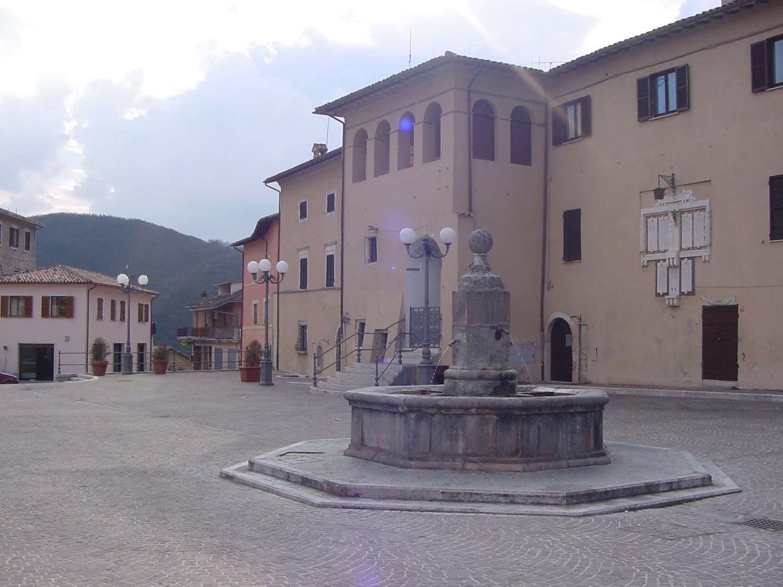 festival del ciarlatano piazza pontano e teatro centro di cerreto di spoleto fontana